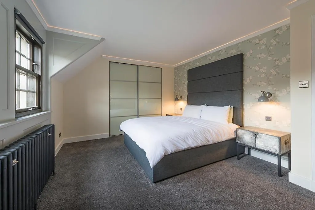 - Edinburgh - Apartment With Balcony And Free, Secure Garage Parking