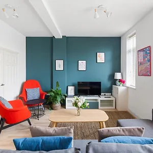 https://black-door-apartments-cardiff.cardiffhotelswales.com