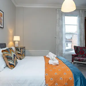 https://queens-large-2-bdr-apartment-by-belfast-city-breaks.belfasthotelsireland.com