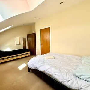  Apartment Arthurs Penthouse - Central Leith Walk 2-storey - Free Parking & Fast Wifi