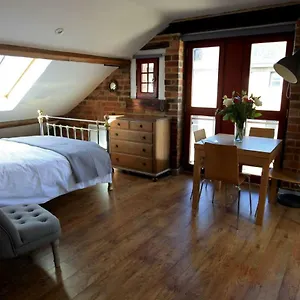 https://victorian-penthouse-apartment.cardiffhotelswales.com
