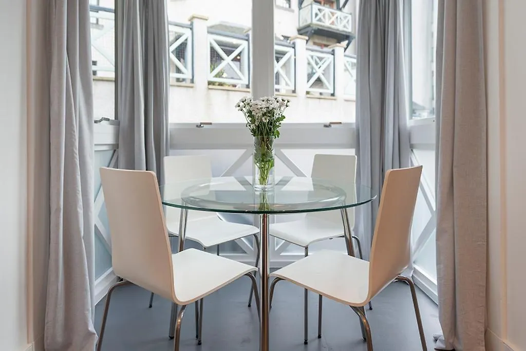 - Edinburgh - Apartment With Balcony And Free, Secure Garage Parking