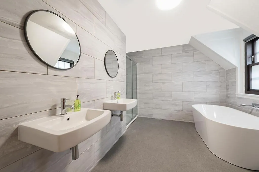 - Edinburgh - Apartment With Balcony And Free, Secure Garage Parking United Kingdom