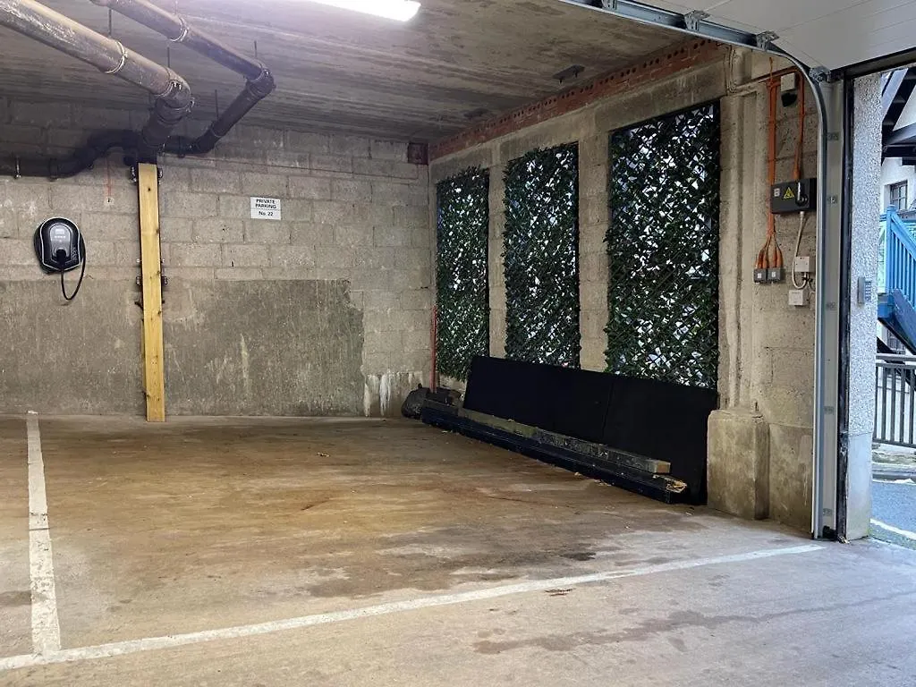 - Edinburgh - Apartment With Balcony And Free, Secure Garage Parking