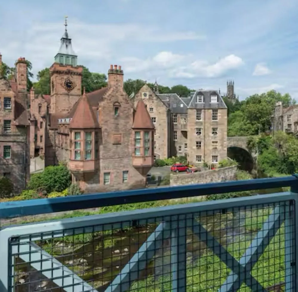 - Edinburgh - Apartment With Balcony And Free, Secure Garage Parking
